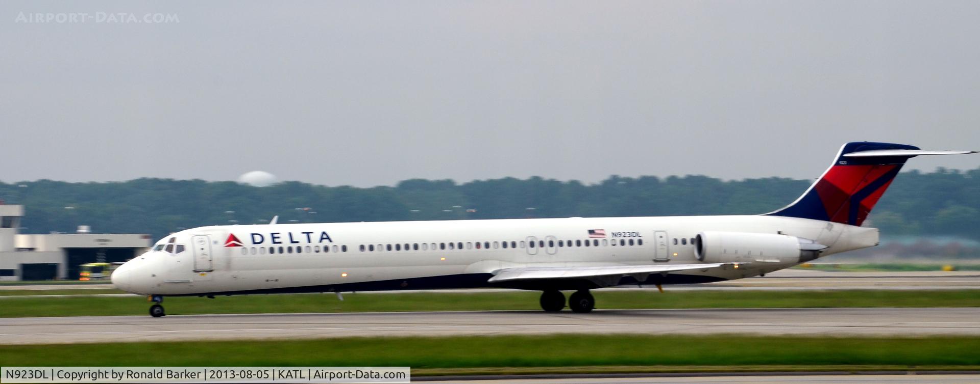 N923DL, 1988 McDonnell Douglas MD-88 C/N 49705, Takeoff roll Atlanta