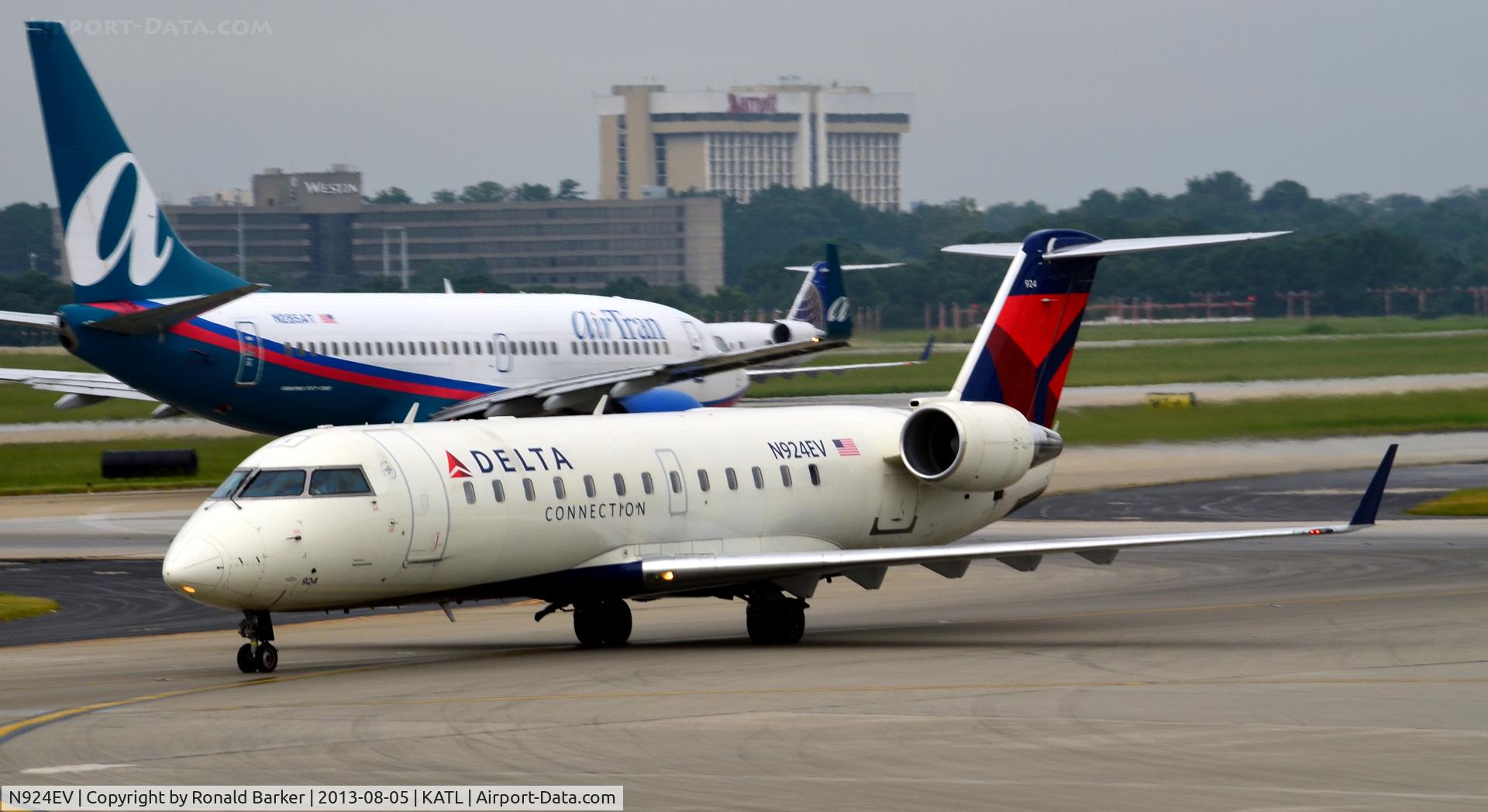 N924EV, 2003 Bombardier CRJ-200ER (CL-600-2B19) C/N 7830, Taxi Atlanta