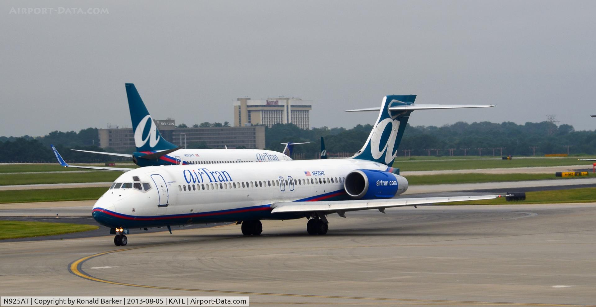 N925AT, 2000 Boeing 717-200 C/N 55079, Taxi to park Atlanta