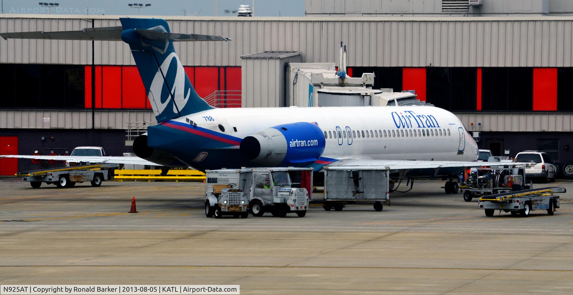 N925AT, 2000 Boeing 717-200 C/N 55079, At the gate Atlanta