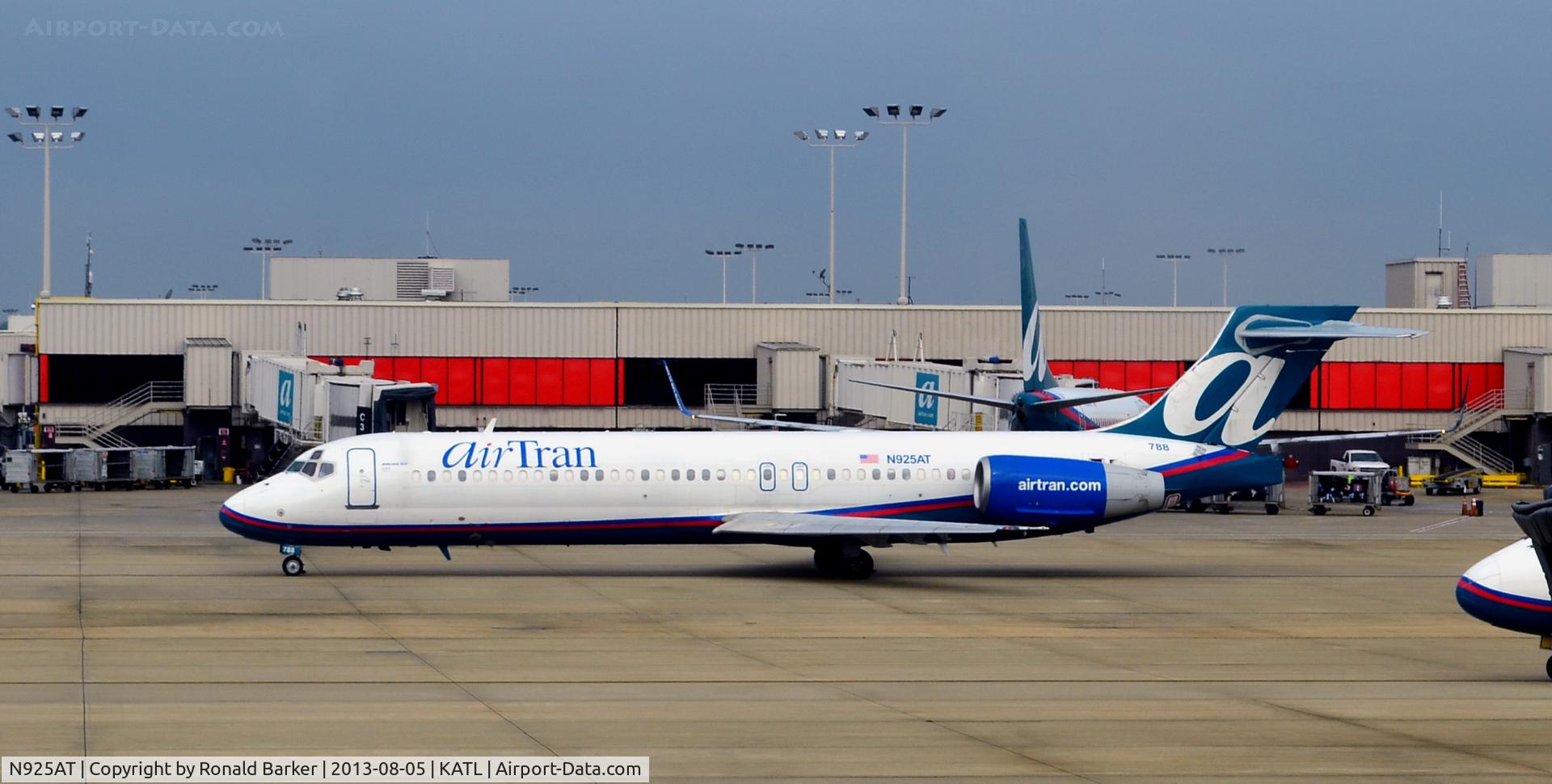N925AT, 2000 Boeing 717-200 C/N 55079, Taxi for takeoff Atlanta