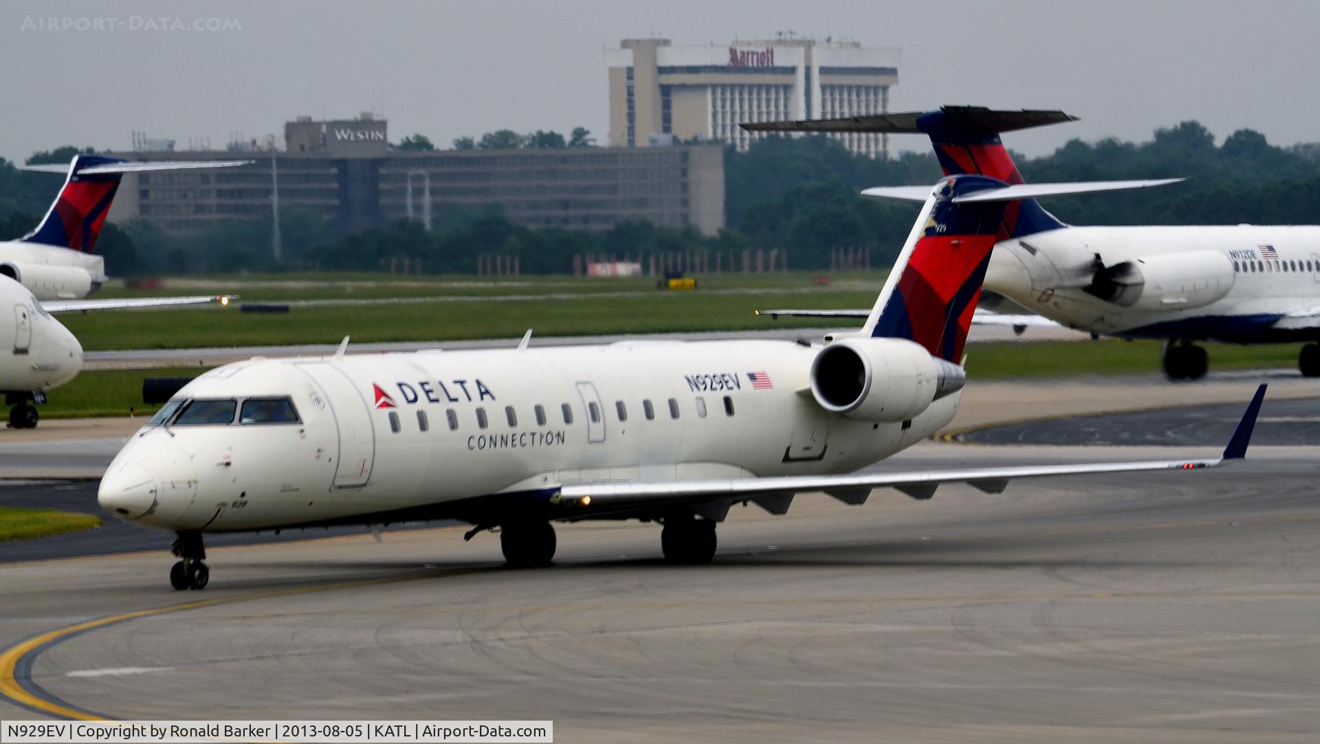 N929EV, 2004 Bombardier CRJ-200ER (CL-600-2B19) C/N 8007, Taxi Atlanta
