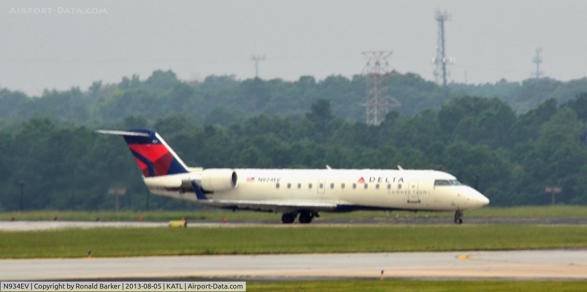 N934EV, 2005 Bombardier CRJ-200 (CL-600-2B19) C/N 8028, Taxi Atlanta