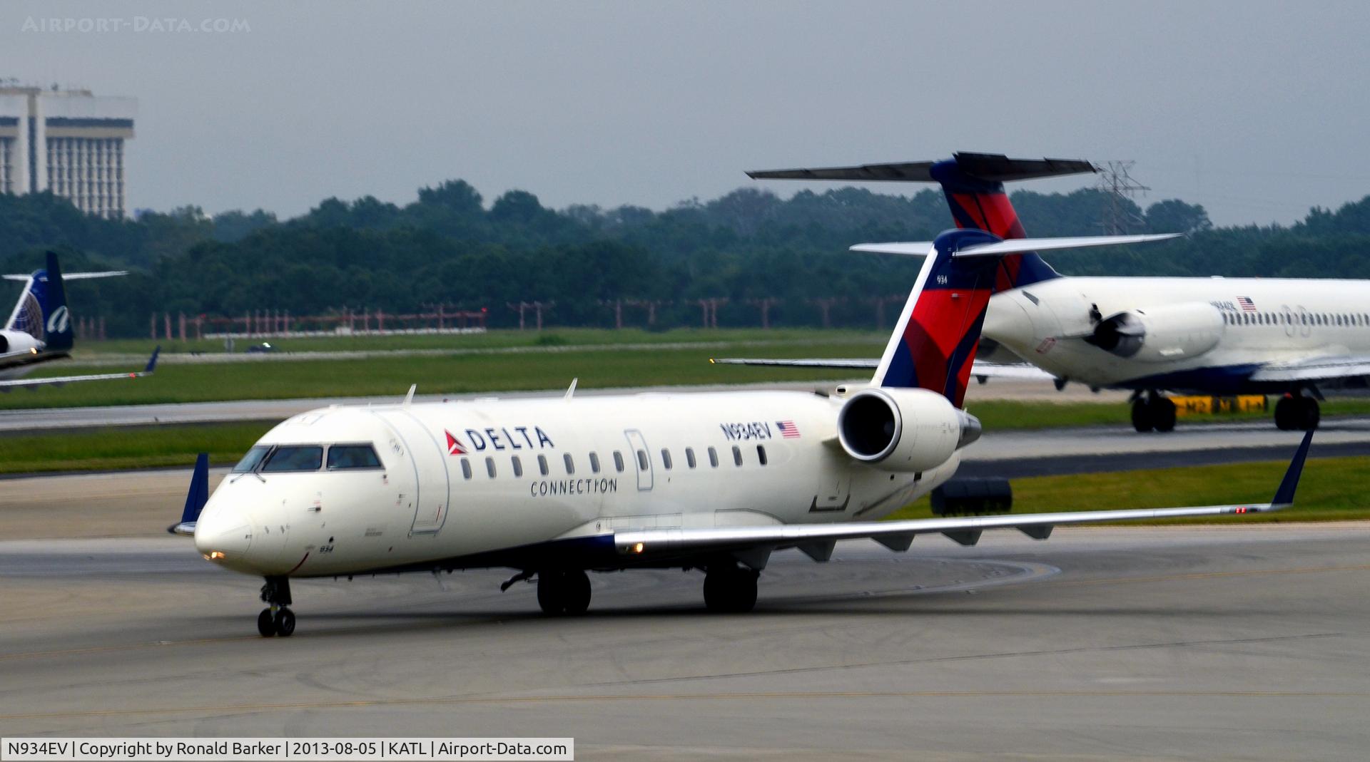 N934EV, 2005 Bombardier CRJ-200 (CL-600-2B19) C/N 8028, Taxi to park Atlanta