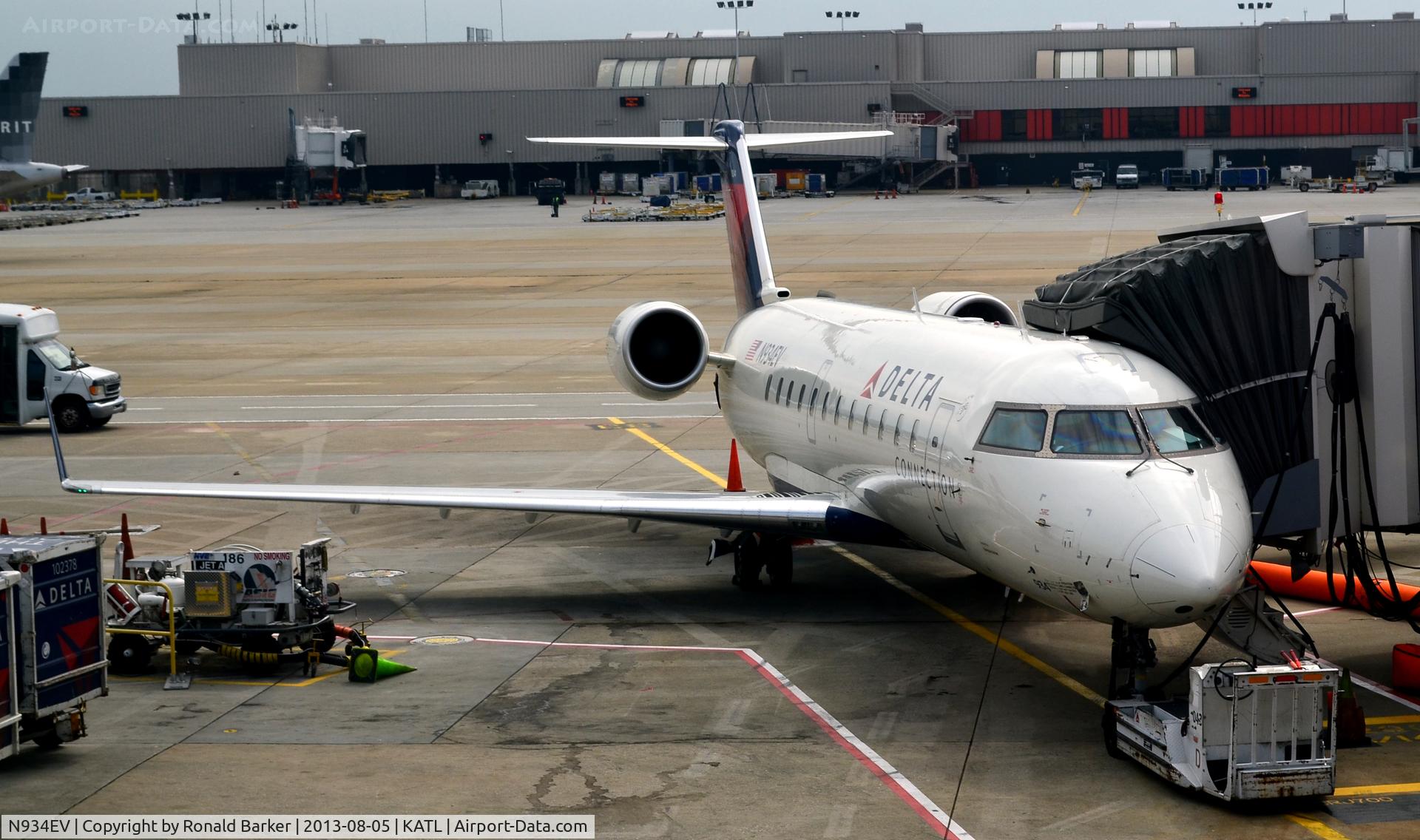 N934EV, 2005 Bombardier CRJ-200 (CL-600-2B19) C/N 8028, At the gate Atlanta