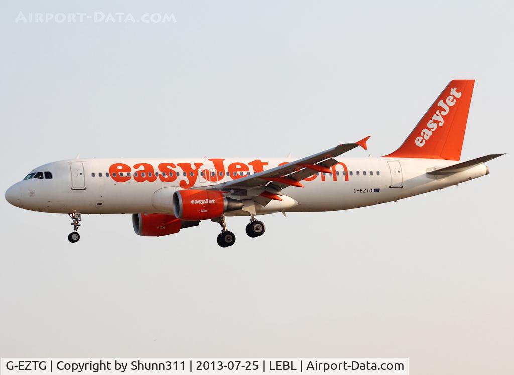 G-EZTG, 2009 Airbus A320-214 C/N 3946, Landing rwy 25R