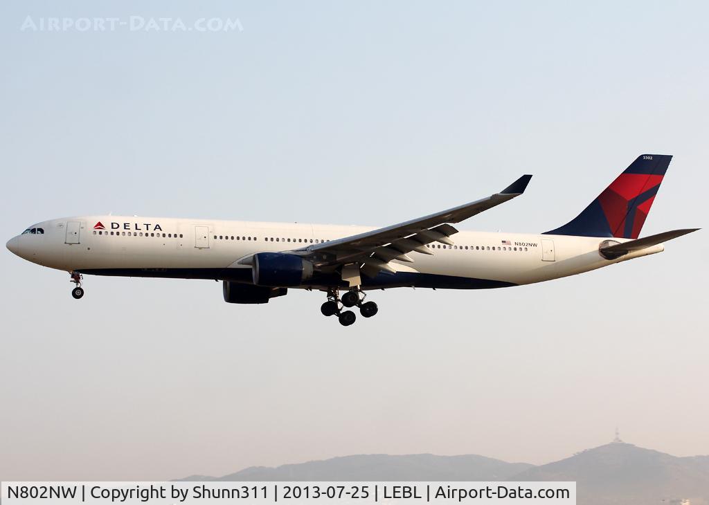 N802NW, 2003 Airbus A330-323 C/N 0533, Landing rwy 25R