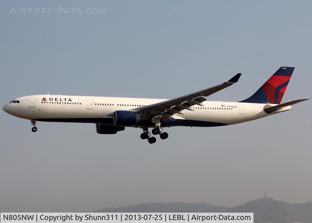 N805NW, 2003 Airbus A330-323 C/N 0552, Landing rwy 25R