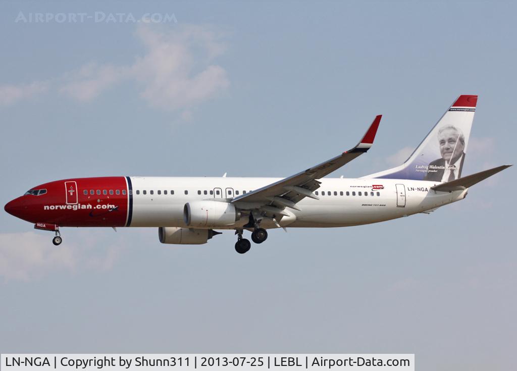 LN-NGA, 2012 Boeing 737-8JP C/N 39014, Landing rwy 25R