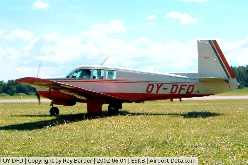 OY-DFD, 1967 Mooney M20F Executive C/N 670327, Mooney M.20F Executive [670327] Stockholm-Barkarby~SE 01/06/2002