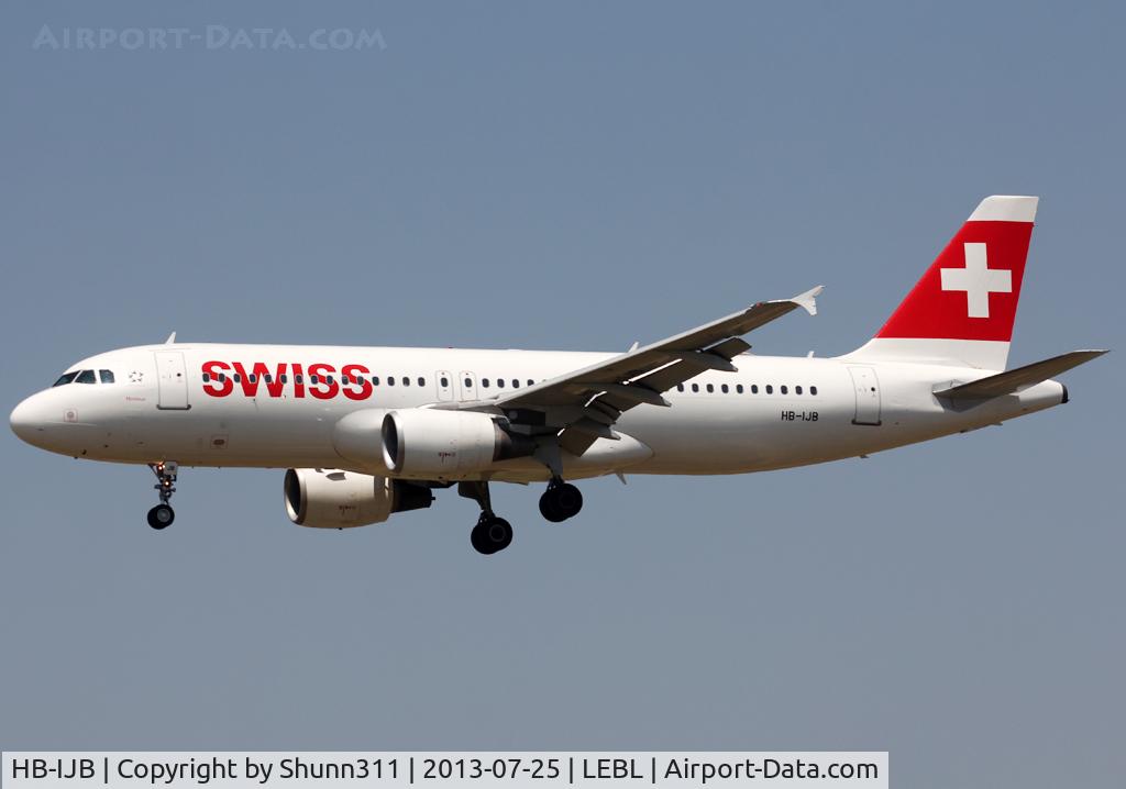 HB-IJB, 1995 Airbus A320-214 C/N 0545, Landing rwy 25R