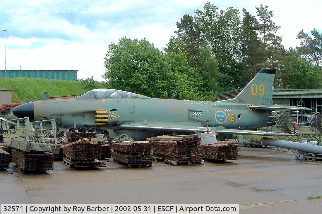 32571, Saab J-32E Lansen C/N 32-571, SAAB J-32E Lansen [32571] Linkoping-Malmen~SE 31/05/2002