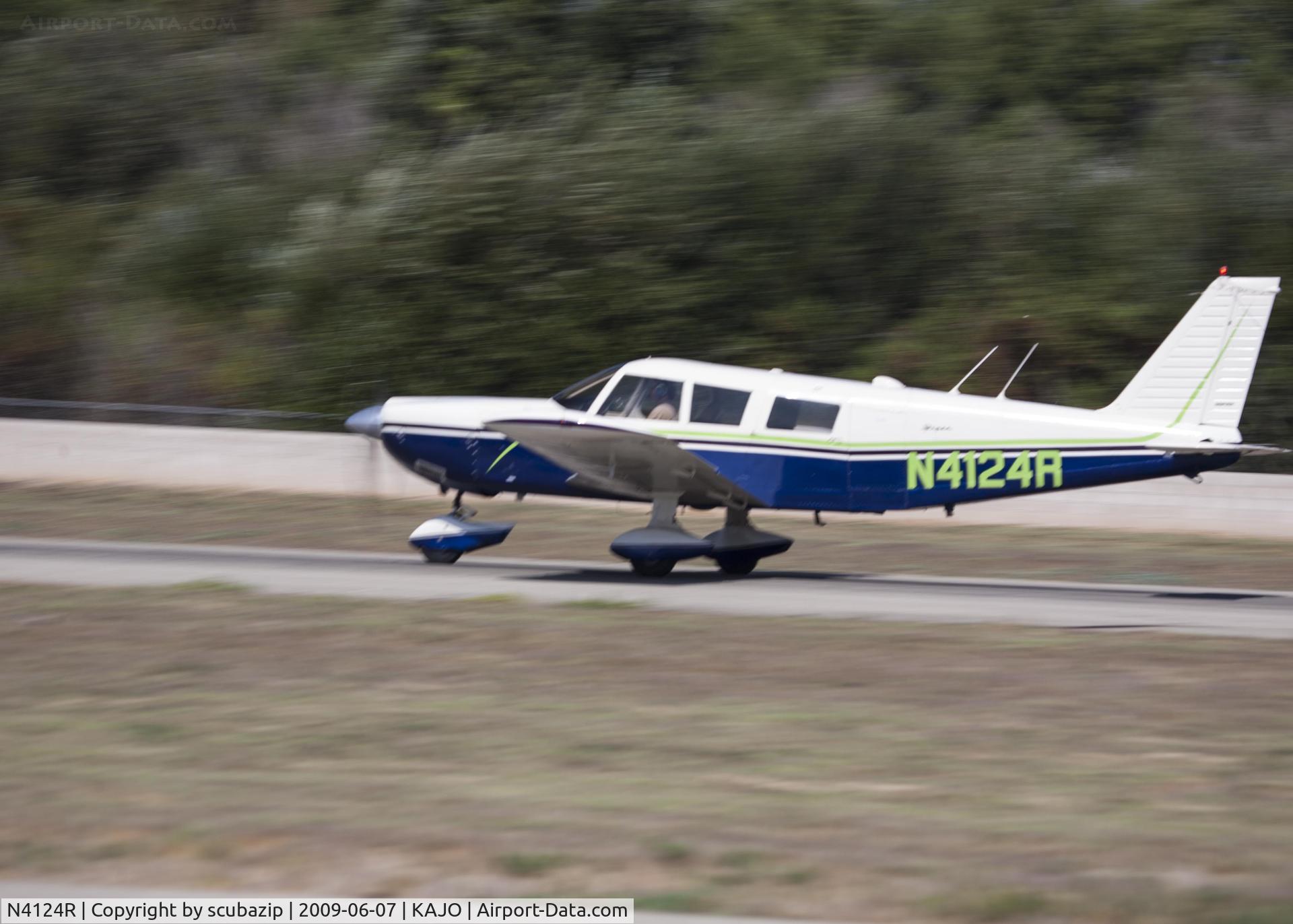 N4124R, 1968 Piper PA-32-300 Cherokee Six C/N 32-40442, Taking off from AJO