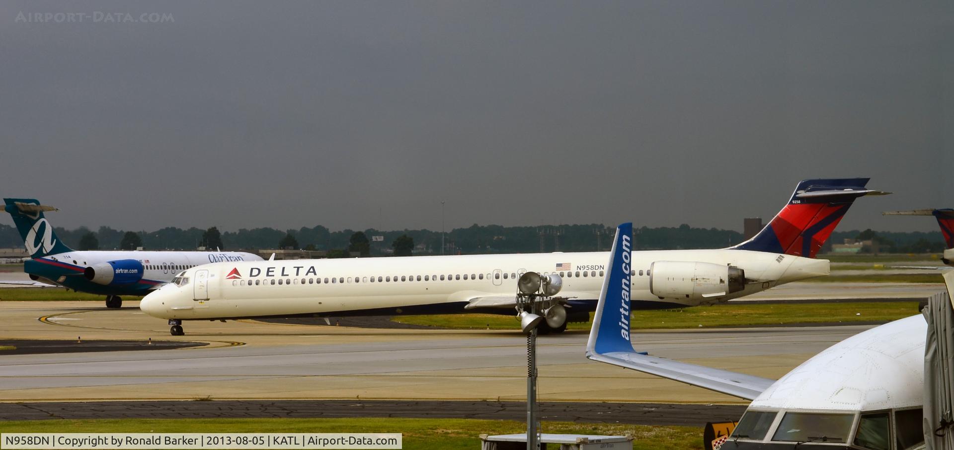 N958DN, McDonnell Douglas MD-90-30 C/N 53528, Taxi Atlanta