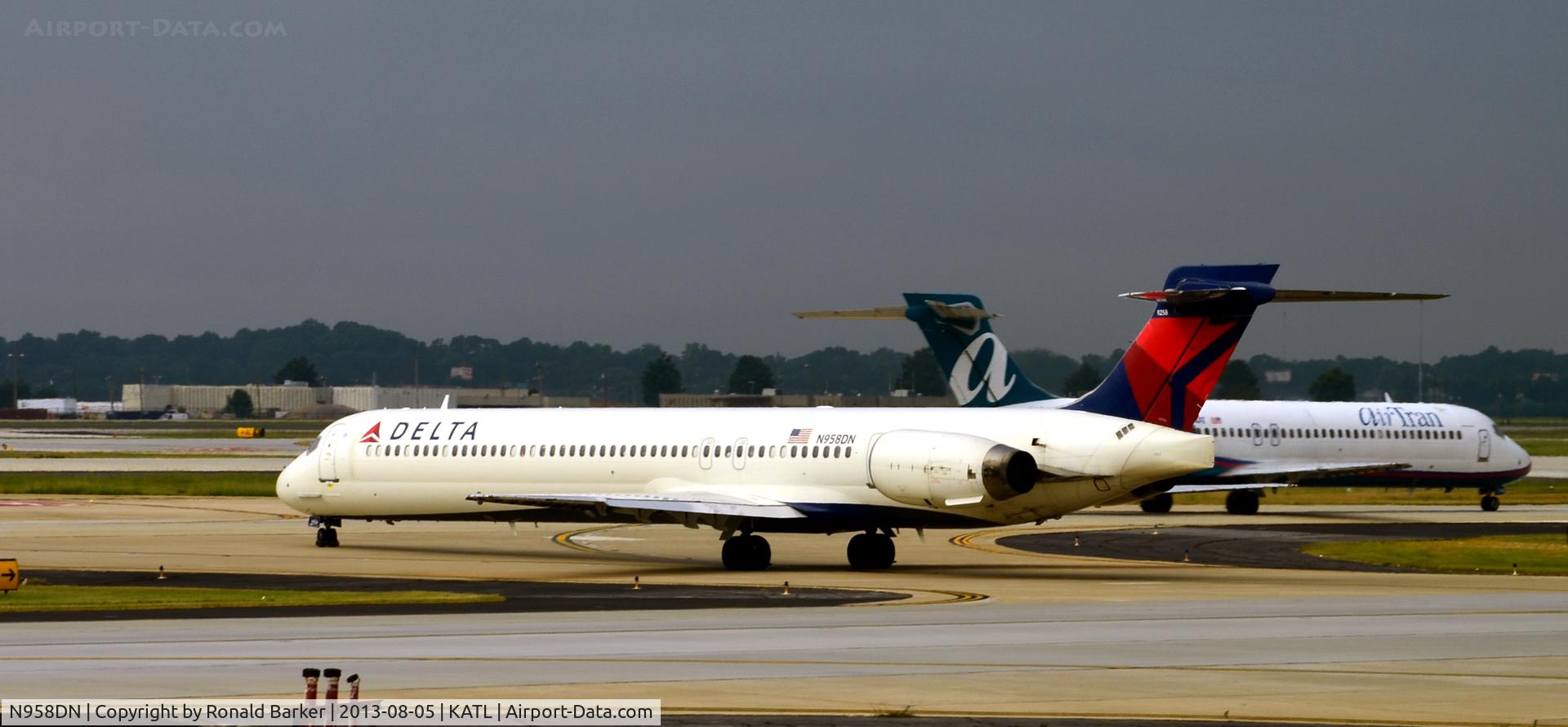N958DN, McDonnell Douglas MD-90-30 C/N 53528, Taxi Atlanta