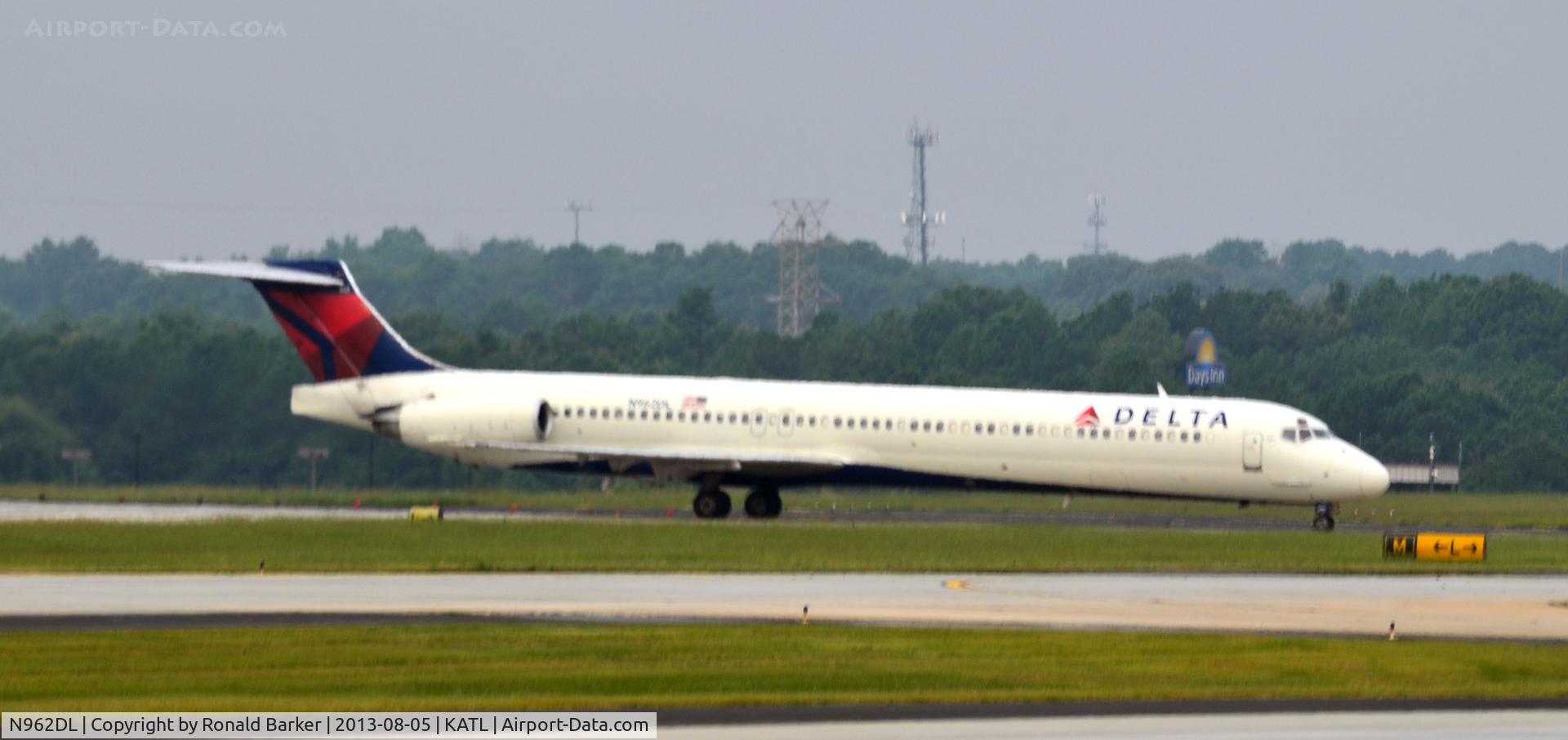 N962DL, 1990 McDonnell Douglas MD-88 C/N 49981, Taxi Atlanta