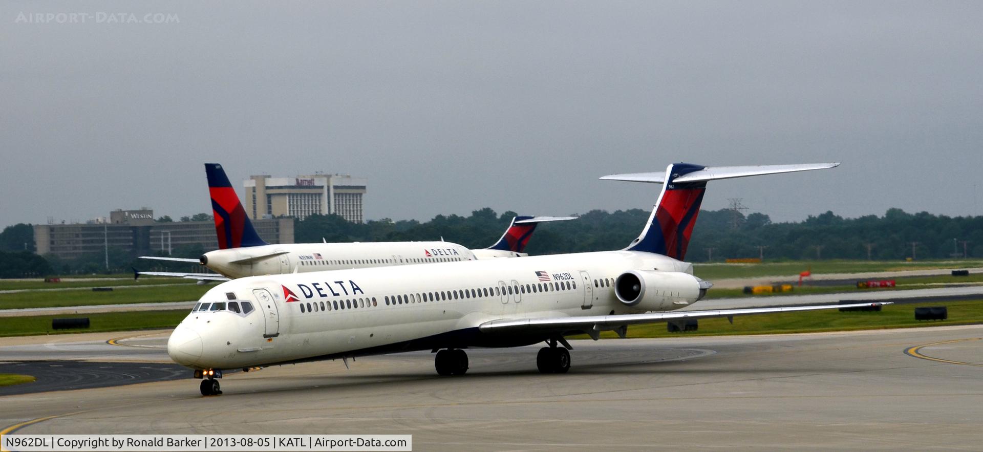 N962DL, 1990 McDonnell Douglas MD-88 C/N 49981, Taxi Atlanta
