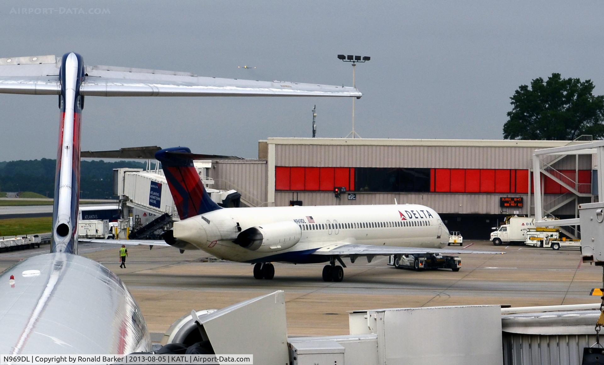 N969DL, 1990 McDonnell Douglas MD-88 C/N 53172, Pushback Atlanta