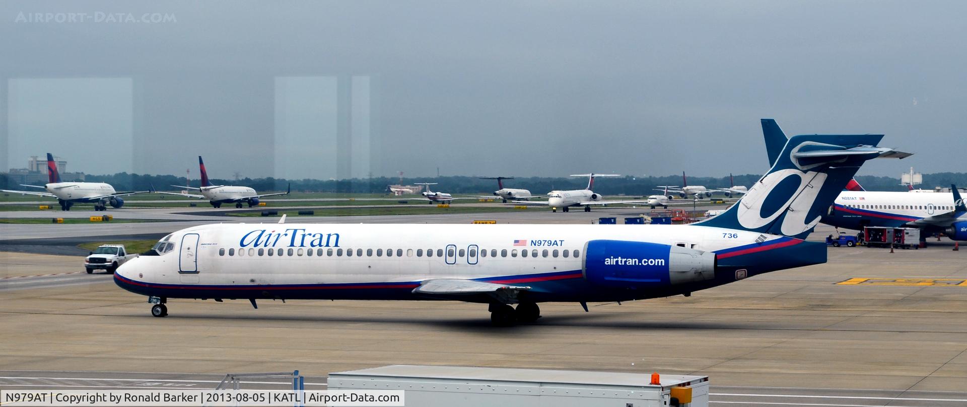 N979AT, 2002 Boeing 717-200 C/N 55038, Taxi Atlanta