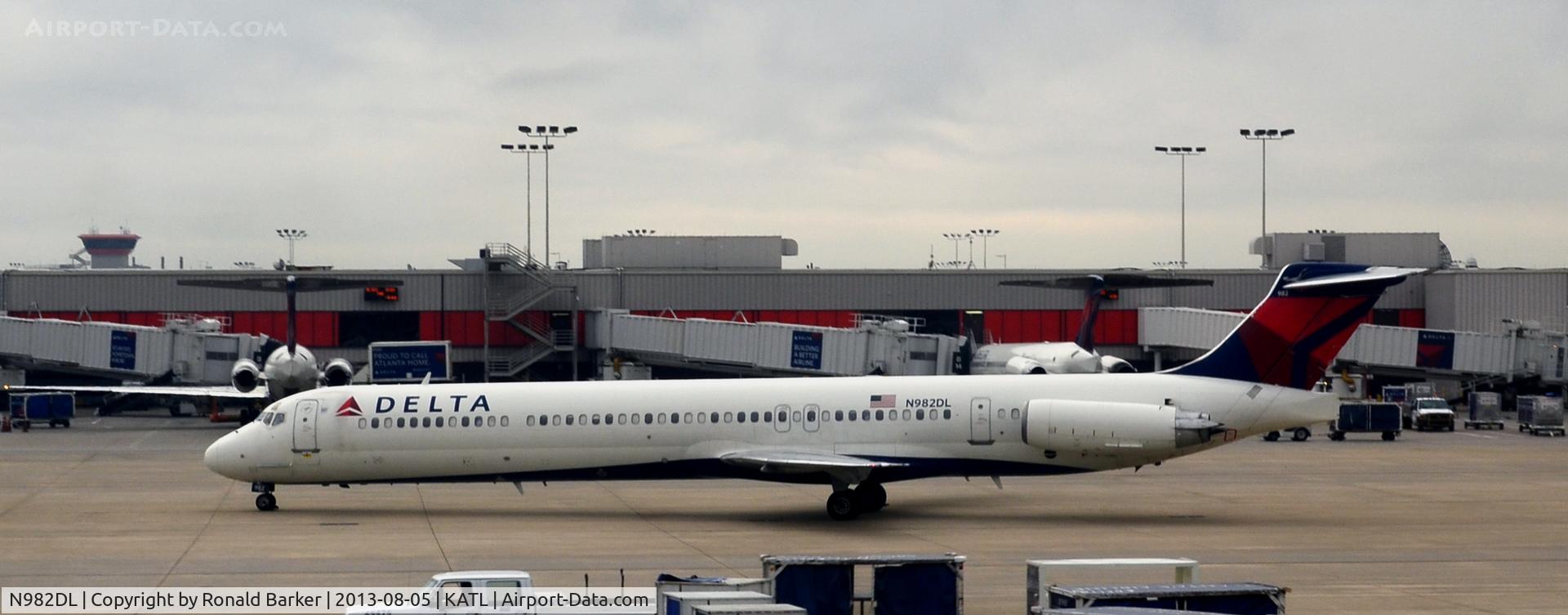 N982DL, 1991 McDonnell Douglas MD-88 C/N 53273, Taxi Atlanta