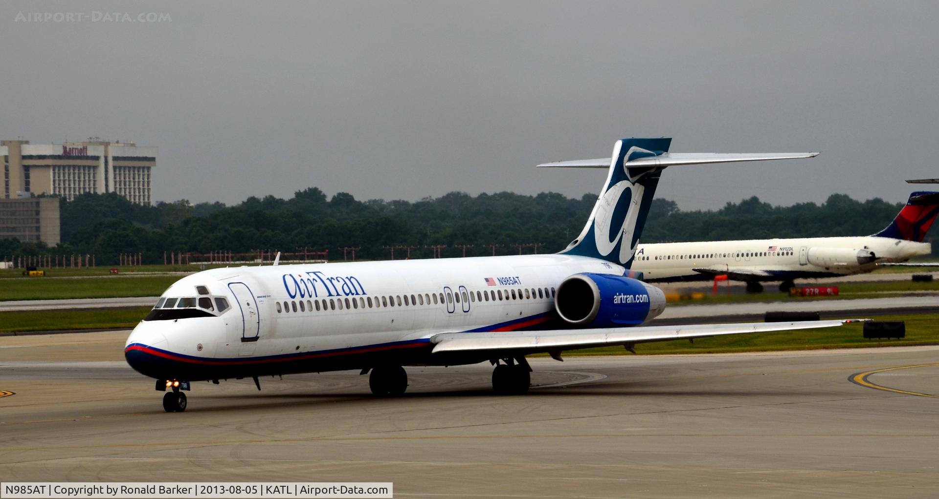 N985AT, 2001 Boeing 717-200 C/N 55090, Taxi Atlanta