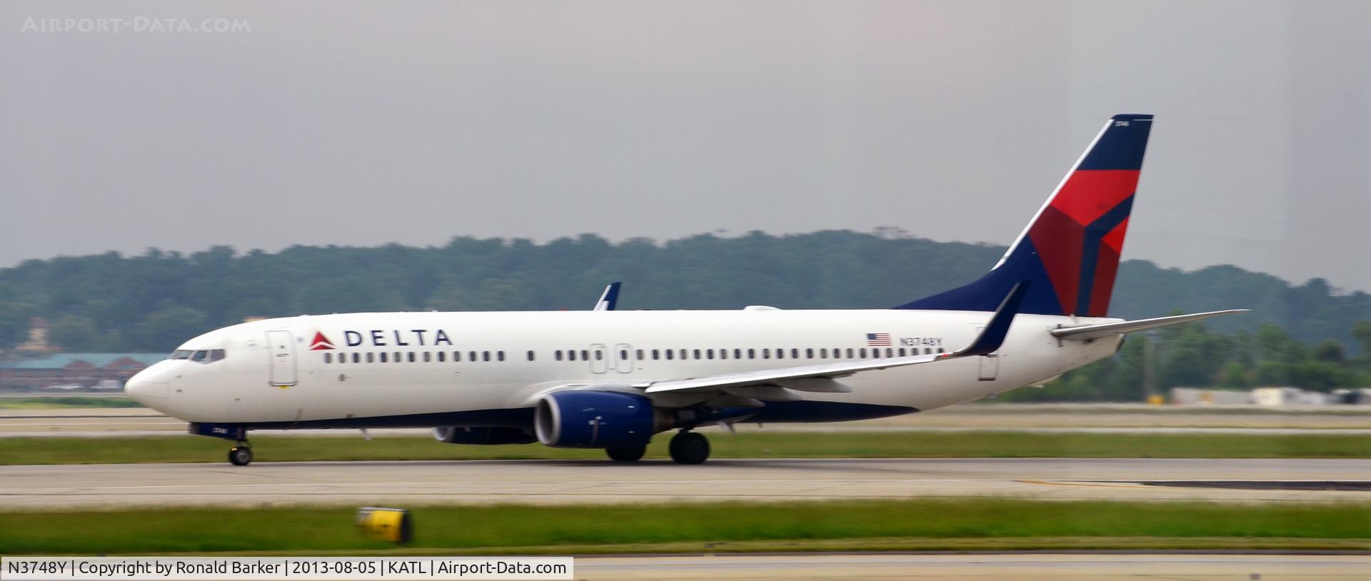 N3748Y, 2001 Boeing 737-832 C/N 30489, Takeoff Atlanta