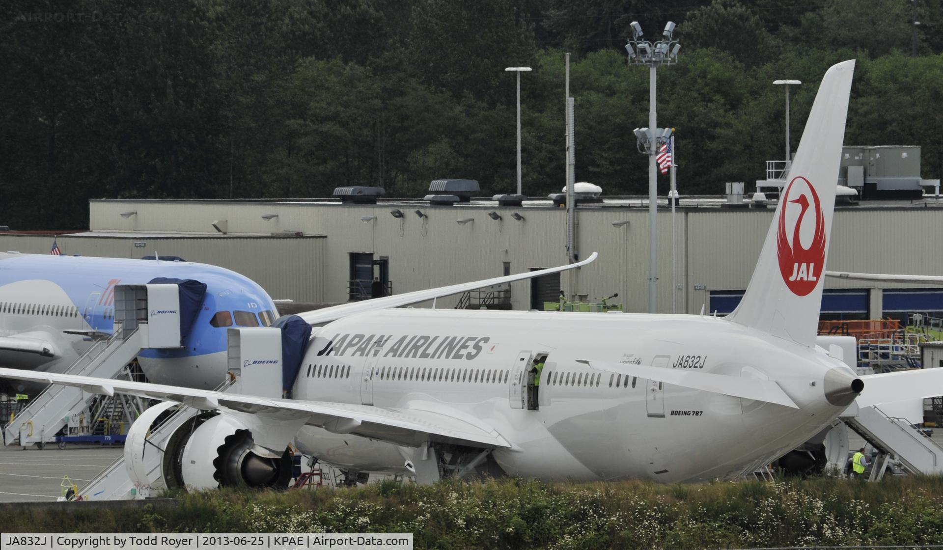 JA832J, 2013 Boeing 787-8 Dreamliner C/N 34844, Getting the finishing touches.