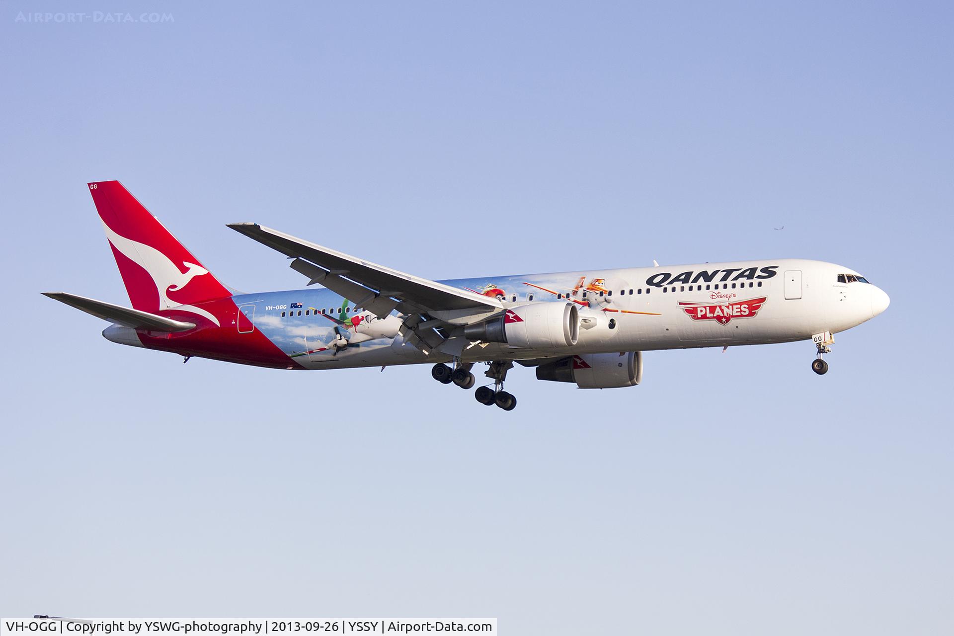 VH-OGG, 1990 Boeing 767-338 C/N 24929, Qantas (VH-OGG) Boeing 767-338ER on approach to runway 25 at Sydney Airport.