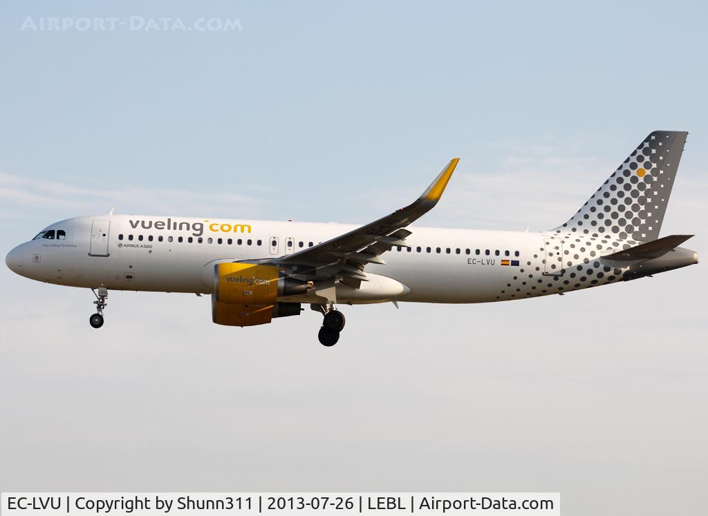 EC-LVU, 2013 Airbus A320-214 C/N 5616, Landing rwy 25R