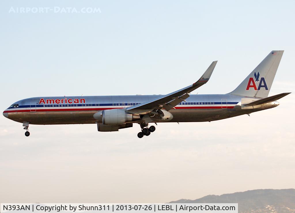 N393AN, 1998 Boeing 767-323 C/N 29430, Landing rwy 25R... now fitted with sharklets...