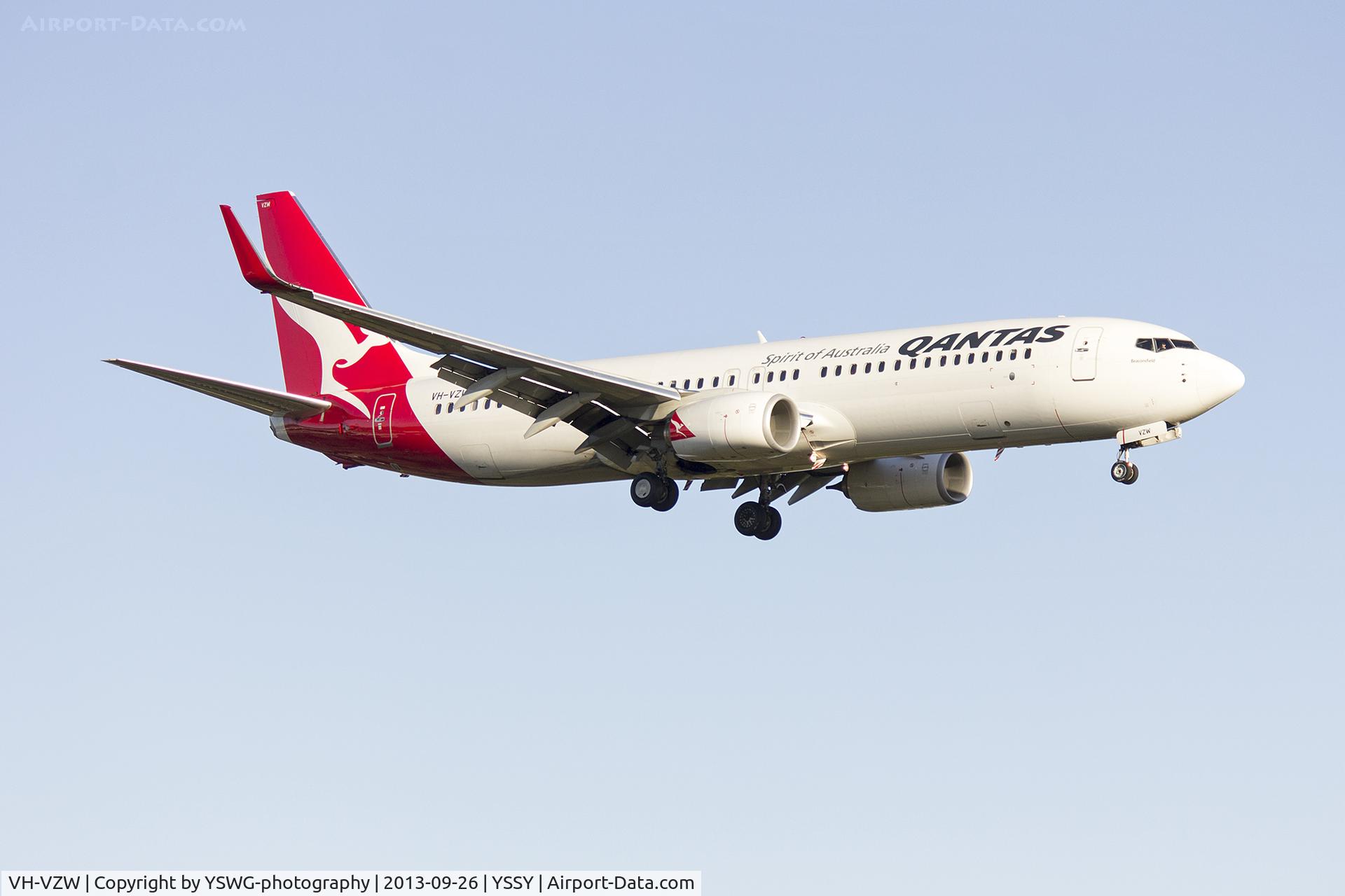 VH-VZW, 2011 Boeing 737-838 C/N 39359, Qantas (VH-VZW) Boeing 737-838(WL) on approach to runway 25 at Sydney Airport.