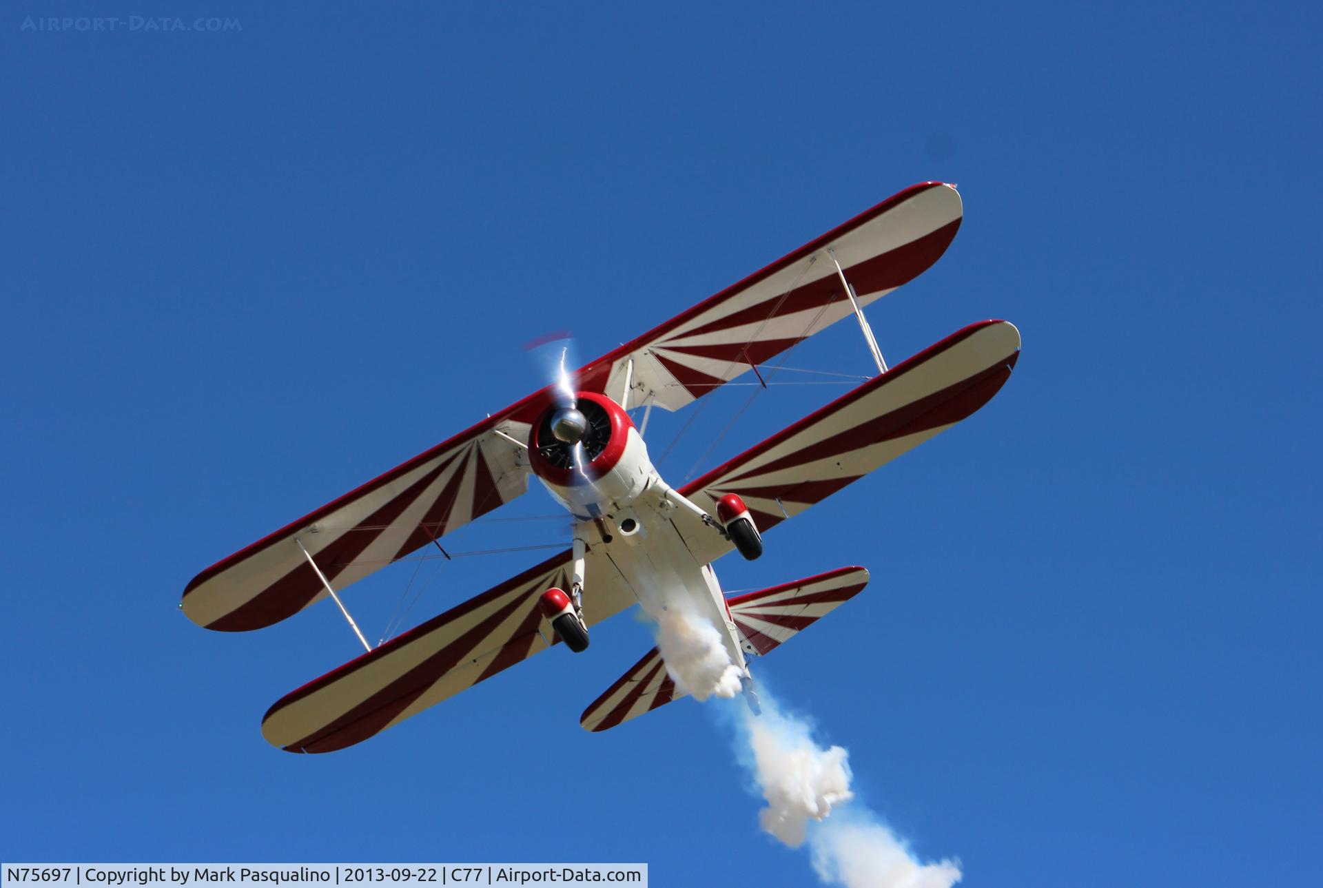 N75697, 1943 Boeing E75N1 C/N 75-8803, Stearman