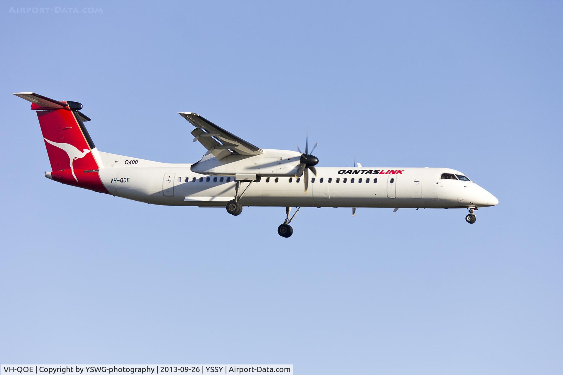 VH-QOE, 2006 De Havilland Canada DHC-8-402Q Dash 8 C/N 4125, Sunstate Airlines (VH-QOE) Bombardier DHC-8-402Q, in QantasLink livery, on approach to runway 25 at Sydney Airport.
