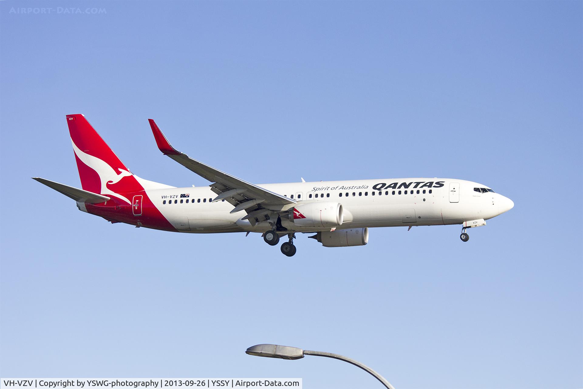 VH-VZV, 2011 Boeing 737-838 C/N 34189, Qantas (VH-VZV) Boeing 737-838(WL) on approach to runway 25 at Sydney Airport.