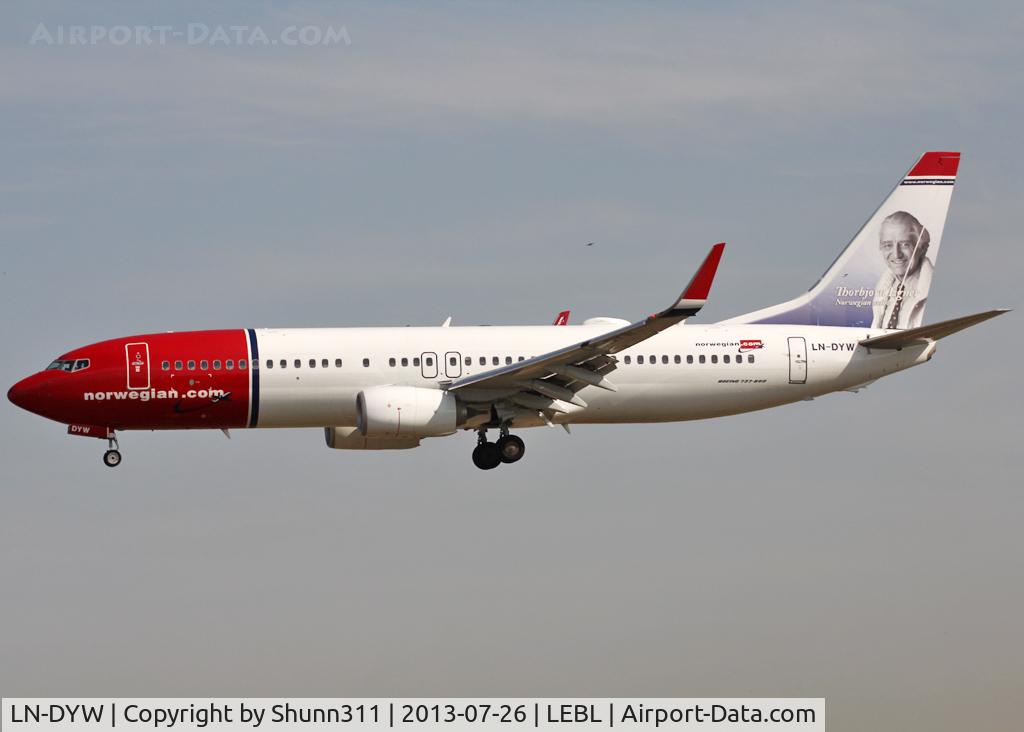 LN-DYW, 2011 Boeing 737-8JP C/N 39010, Landing rwy 25R