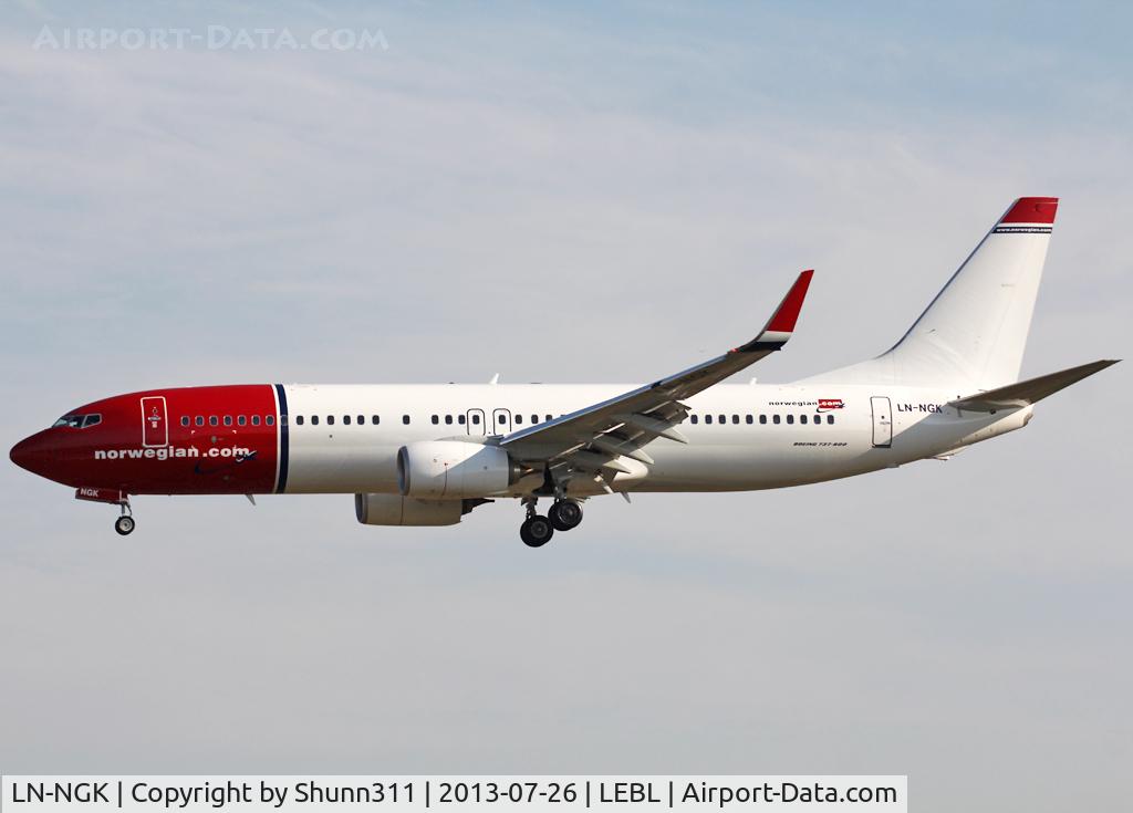 LN-NGK, 2013 Boeing 737-8JP C/N 39022, Landing rwy 25R with white tail...