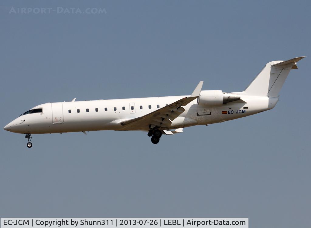 EC-JCM, 2004 Bombardier CRJ-200ER (CL-600-2B19) C/N 7981, Landing rwy 25R in all white c/s