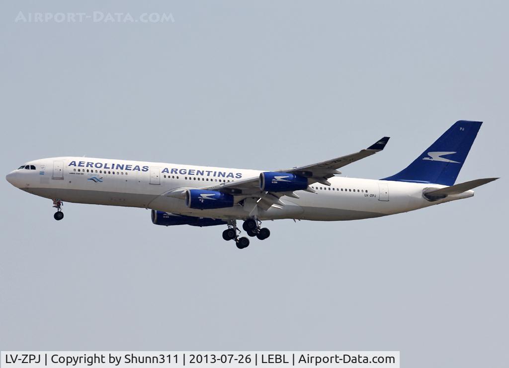 LV-ZPJ, 1994 Airbus A340-211 C/N 074, Landing rwy 07L