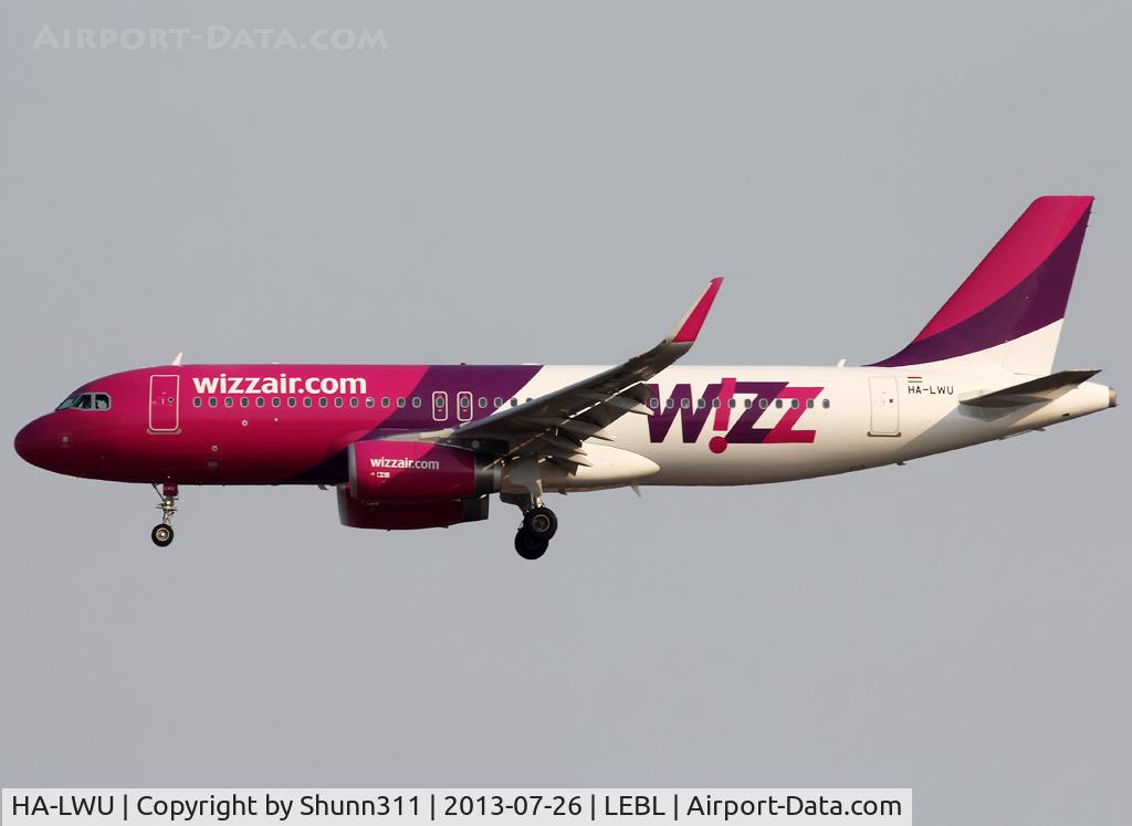 HA-LWU, 2013 Airbus A320-232 C/N 5617, Landing rwy 07L