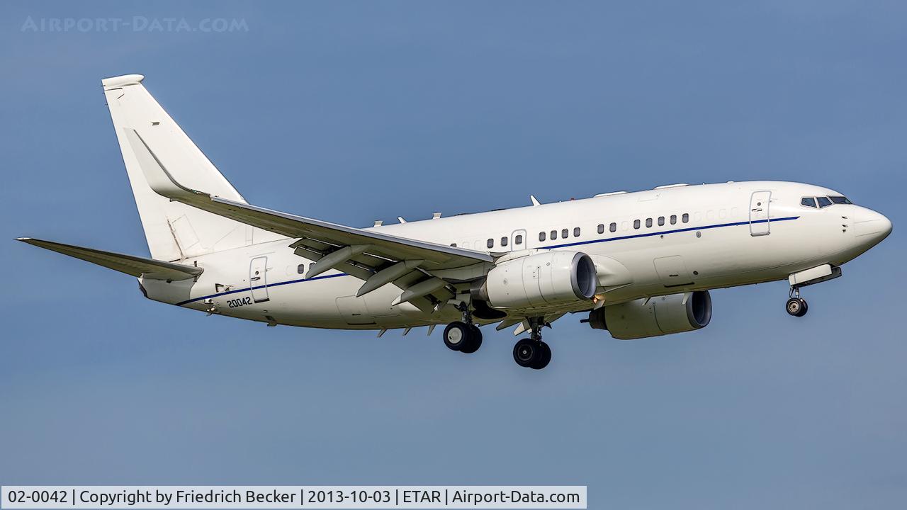 02-0042, 2003 Boeing C-40B (737-7FD BBJ) C/N 33500, on final RW09