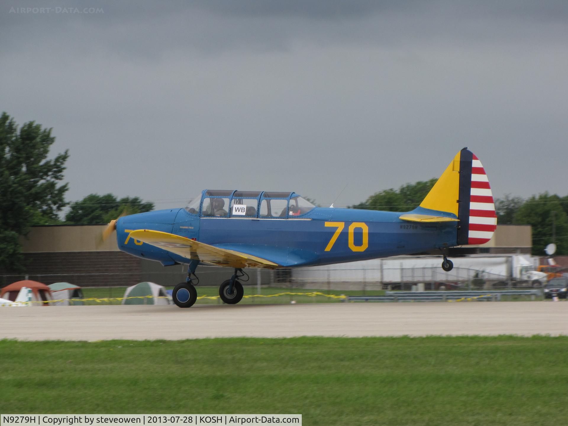 N9279H, 1943 Fairchild M-62A-3 Cornell II C/N FV391, landing at RWY27 Oshkosh
