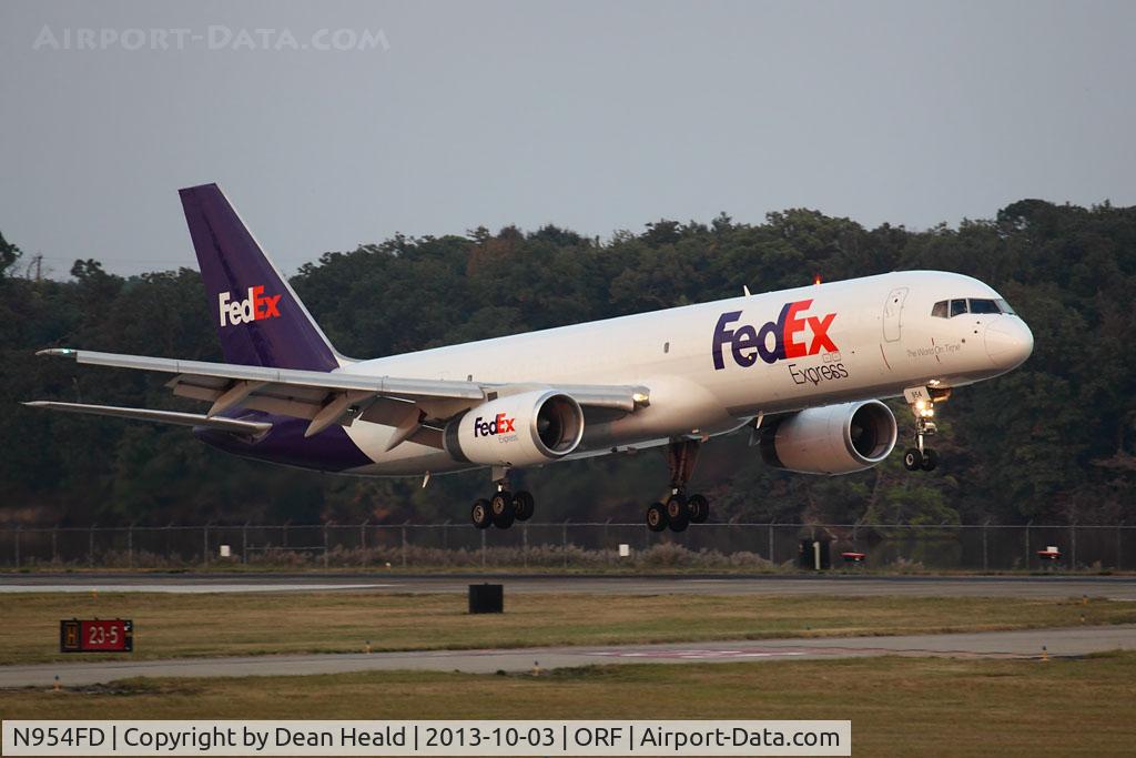 N954FD, 1997 Boeing 757-236 C/N 29113, FedEx N954FD (FLT FDX399) from Memphis Int'l (KMEM) landing RWY 23. Originally with British Airways as G-CPER, converted to freighter and delivered to FedEx as N954FD on 10/26/2012.