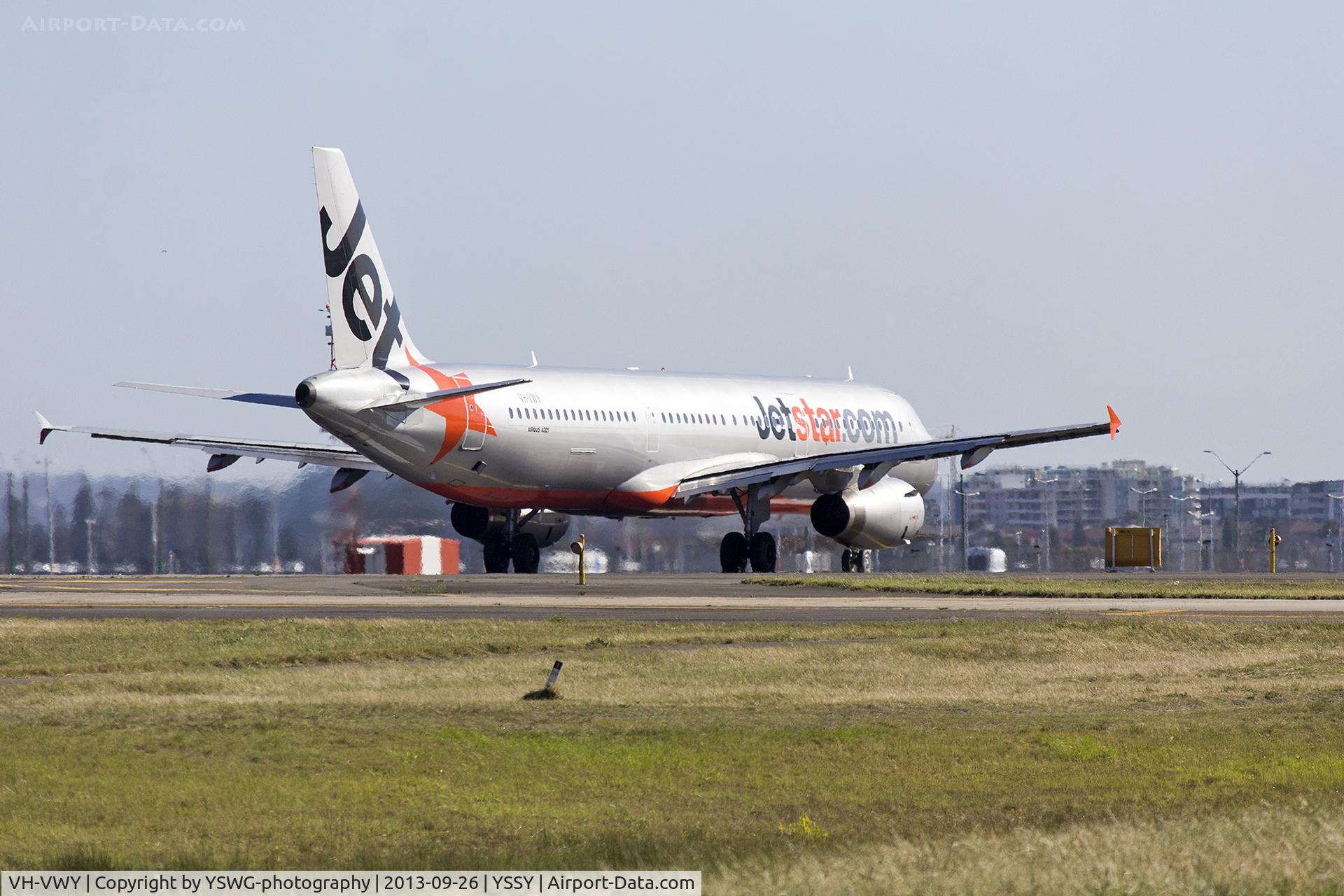 VH-VWY, 2001 Airbus A321-231 C/N 1408, Jetstar (VH-VWY) Airbus A321-231 taking off on runway 25 at Sydney Airport.
