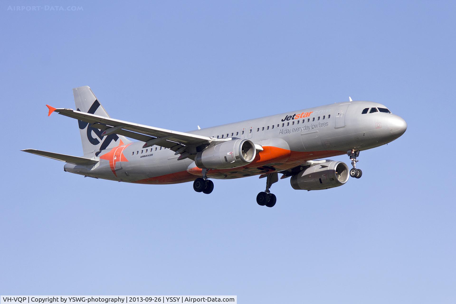 VH-VQP, 2000 Airbus A320-232 C/N 2573, Jetstar (VH-VQP) Airbus A320-232 on approach to runway 25 at Sydney Airport.