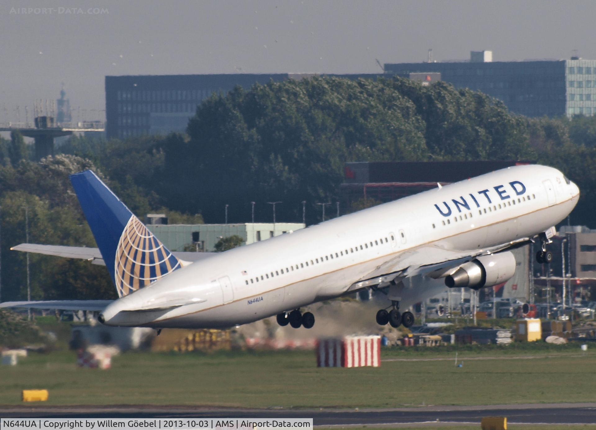 N644UA, 1991 Boeing 767-322 C/N 25094, Take off from Schiphol Airport of runway 09 (in new colours)