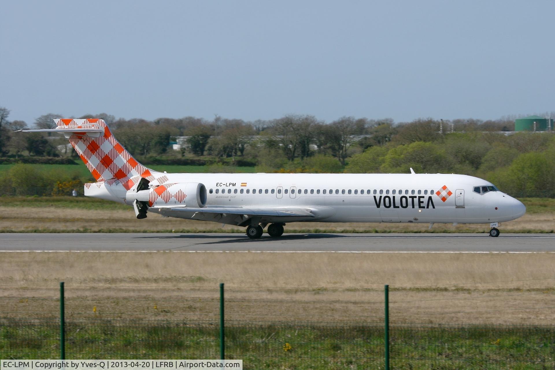 EC-LPM, 2005 Boeing 717-2BL C/N 55185, Boeing 717-2BL, Reverse thrust landing rwy 07R, Brest-Bretagne Airport (LFRB-BES)
