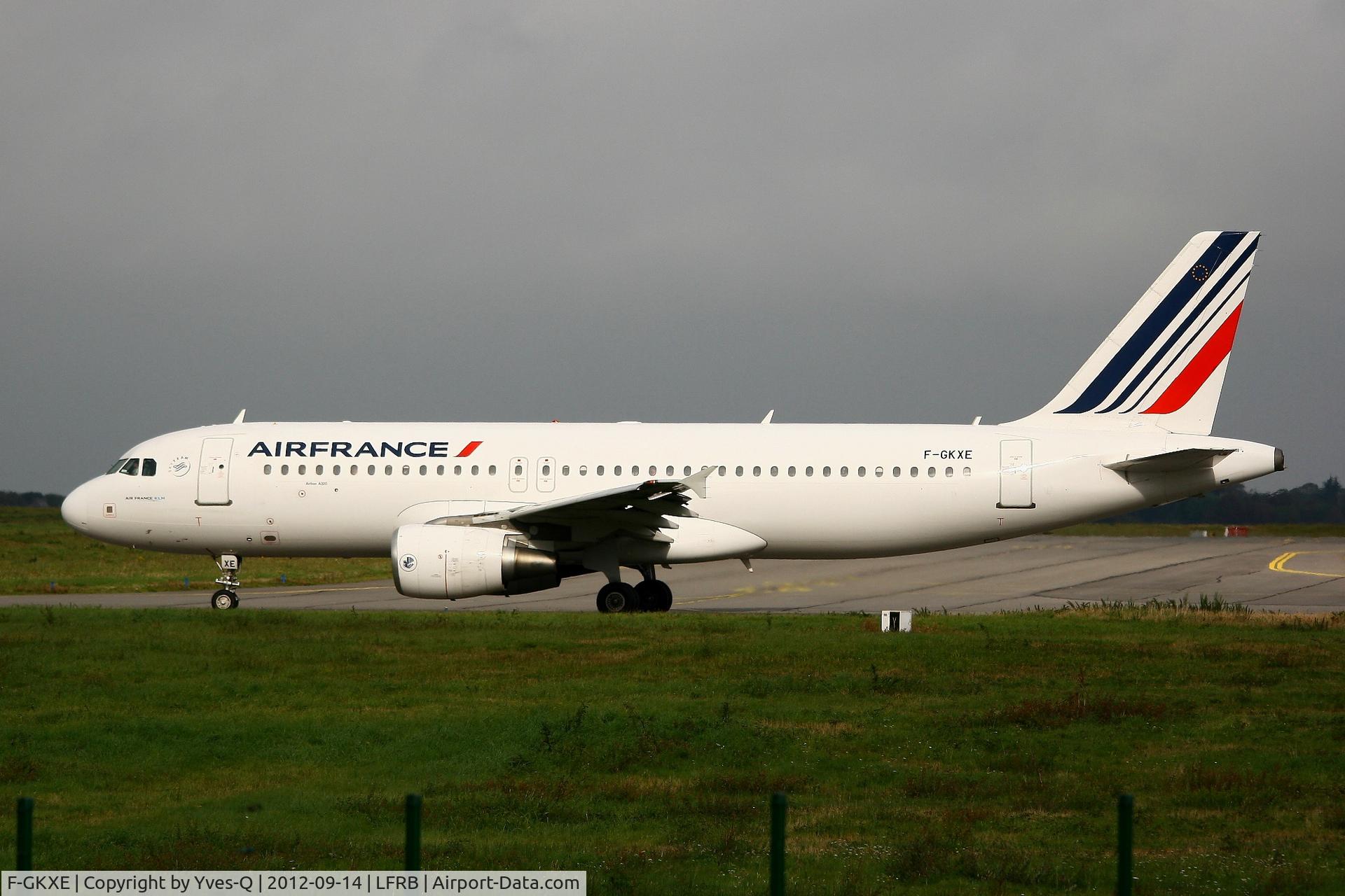 F-GKXE, 2002 Airbus A320-214 C/N 1879, Airbus A320-214, Taxiing to holding point rwy 07R, Brest-Bretagne Airport (LFRB-BES)