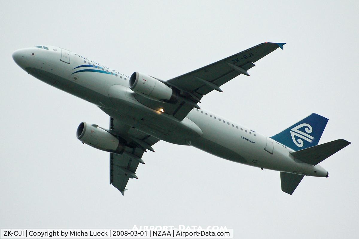 ZK-OJI, 2004 Airbus A320-232 C/N 2297, At Auckland