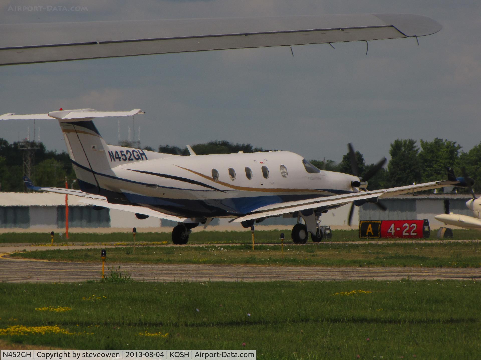 N452GH, 2005 Pilatus PC-12/45 C/N 628, Taxing at Oshkosh