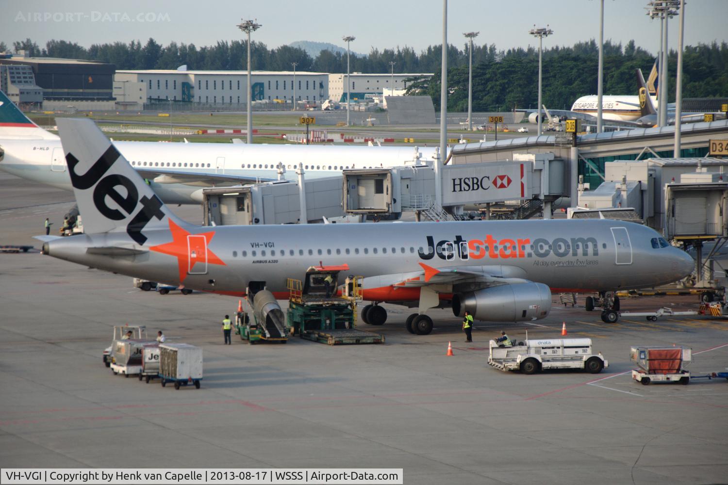 VH-VGI, 2010 Airbus A320-232 C/N 4466, JetStar Airways A320-200 parked at the terminal of Singapore Changi airport.